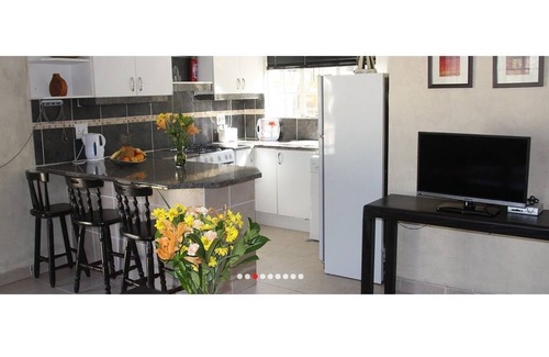 Greater Johannesburg Metropolitan Area House | Spacious, 2 bedroom fully furnished and serviced pet friendly cottage.