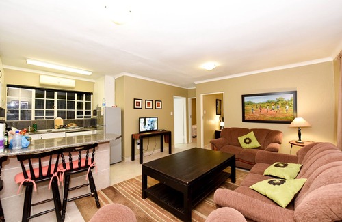 Greater Johannesburg Metropolitan Area House | Spacious, 2 bedroom fully furnished and serviced pet friendly cottage.