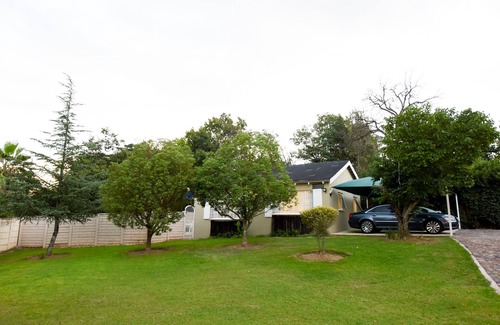 Greater Johannesburg Metropolitan Area House | Spacious, 2 bedroom fully furnished and serviced pet friendly cottage.
