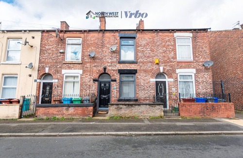 Manchester House | Spacious 2 Bedroom Manchester Home | Ideal for Contractors & Families