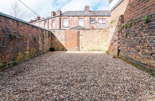 Manchester House | Spacious 2 Bedroom Manchester Home | Ideal for Contractors & Families