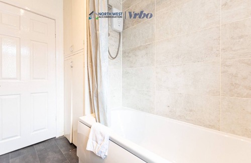 Manchester House | Spacious 2 Bedroom Manchester Home | Ideal for Contractors & Families