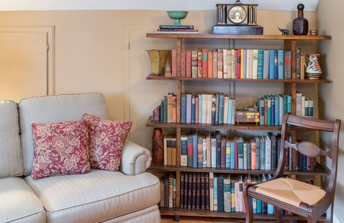 East Avenue House | Spacious 2 Bedroom in 1910 Tudor House