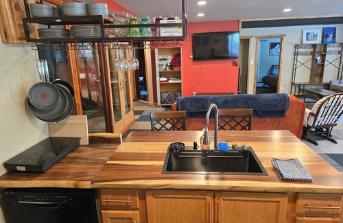 Fairbanks House | Spacious 2 bedroom, sleeps 12, indoor hottub, beautiful location for Aurora!