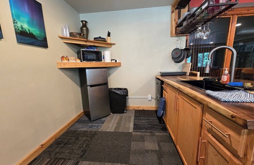 Fairbanks House | Spacious 2 bedroom, sleeps 12, indoor hottub, beautiful location for Aurora!