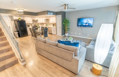 Paradise House | Spacious 2-Bedroom Townhouse with Pool & Private Patio in Central Las Vegas
