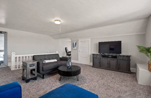 Riverview Apartment | Spacious 2 Bedroom 10 minutes from downtown Kansas City