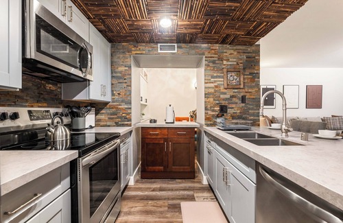 Downtown Los Angeles Condo | Spacious 2 Bedroom Condo in DTLA, Large Private Patio, Pets Welcomed