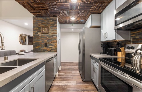 Downtown Los Angeles Condo | Spacious 2 Bedroom Condo in DTLA, Large Private Patio, Pets Welcomed