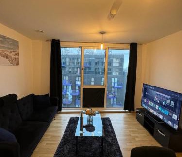 Stratford and New Town Apartment | Spacious 2 Bedrooms Apartment In Stratford