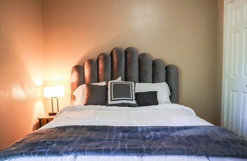 Houston House | Spacious 2 bedrooms with queen beds ,minutes from downtown