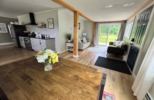 Malletts Bay House | Spacious 2 BR Cottage house - Lake views - beach access.