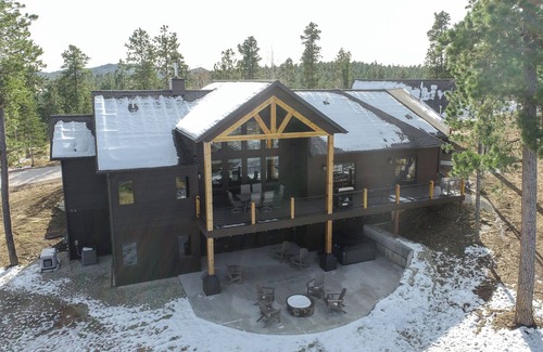 Lead Cabin | Spacious 2-Level Custom Craftsman Style Lodge w/Hot Tub, Fire Pit, Clubhouse