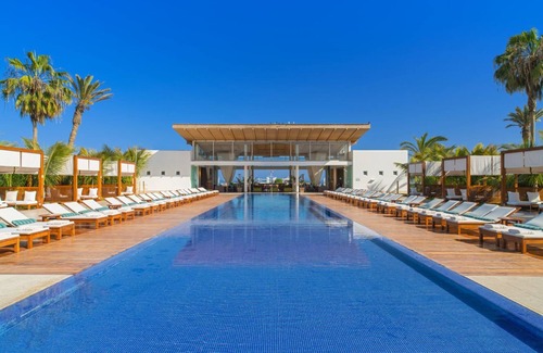 Pisco Hotel | Spacious 2 Queen Garden Room in Paracas with 2 Outdoor Pools & Free Parking