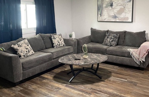 Kreole Apartment | Spacious 2 Queens 1 Bath 3 TVs Full Kitchen