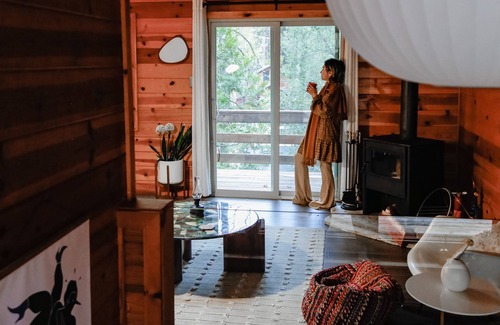 Pine Cove Cabin | Spacious 2 story cabin - King Beds, Treetop views, 5 minutes to town