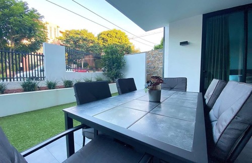 Clayfield Apartment | Spacious 2B Apartment with Yard