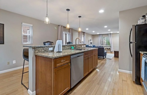 Oakley House | Spacious 2bd/2bth/2cargrg single lvl in Oakley
