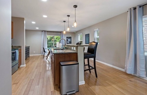 Oakley House | Spacious 2bd/2bth/2cargrg single lvl in Oakley