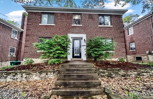 Oakley House | Spacious 2bd/2bth/2cargrg single lvl in Oakley