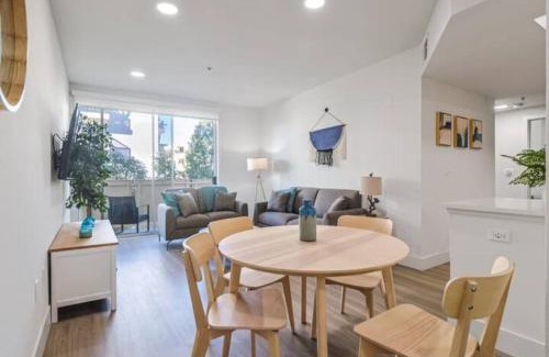 Wilshire Montana Apartment | Spacious 2BDR in SM - 5 minutes walk to the beach!