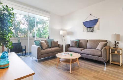 Wilshire Montana Apartment | Spacious 2BDR in SM - 5 minutes walk to the beach!