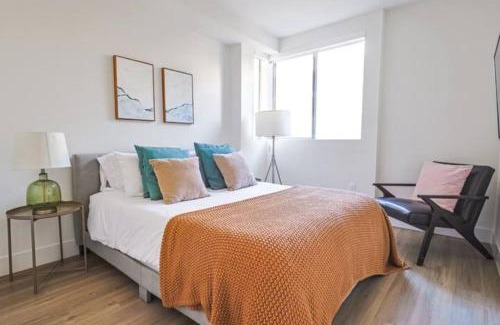 Wilshire Montana Apartment | Spacious 2BDR in SM - 5 minutes walk to the beach!