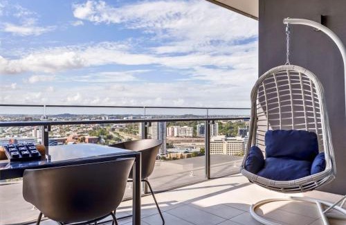 South Brisbane Apartment | Spacious 2Bed Apartment plus Nook with River View