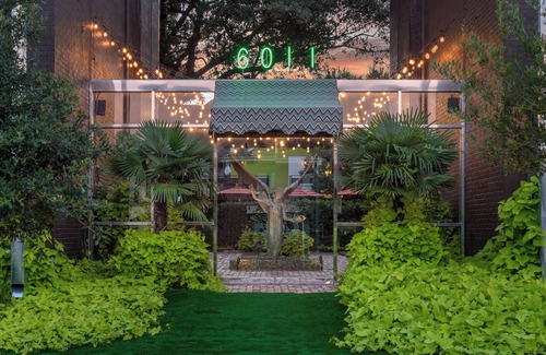 Lower Greenville Condo | Spacious 2BR/1.5BA condo in Lower Greenville featuring resort-style amenities—pool, hot tub, sauna, and courtyard—just steps from top dining, shopping, and nightlife.