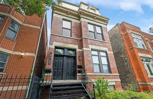 Tri-Taylor Apartment | Spacious 2BR - 10 mins from Downtown