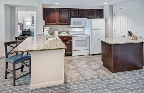 Old Town West Resort | Spacious 2BR 10 Minutes South of DC w/FREE WiFi, Free Parking and Metro Access