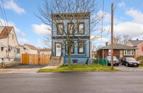 Linden Apartment | Spacious 2BR 10min to EWR, 30 min to NYC