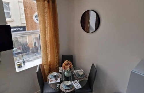 Watford Apartment | Spacious 2BR Apartment in Central Watford | Walk to Station & Shops | Sleeps 5