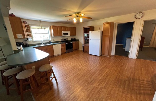 Quincy Apartment | Spacious 2BR Apt – Families, Couples & Business Travelers