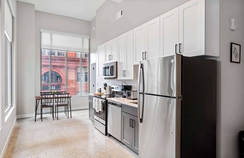 Downtown Cincinnati Apartment | Spacious 2BR CozySuites | OTR Downtown #07