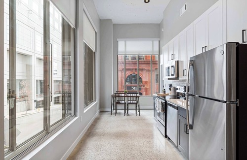 Downtown Cincinnati Apartment | Spacious 2BR CozySuites | OTR Downtown #09