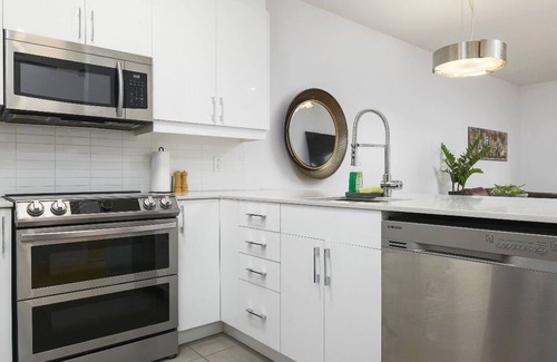 Quartier des Spectacles Apartment | Spacious 2BR Downtown Montreal | King + Queen Beds | High End Appliances
