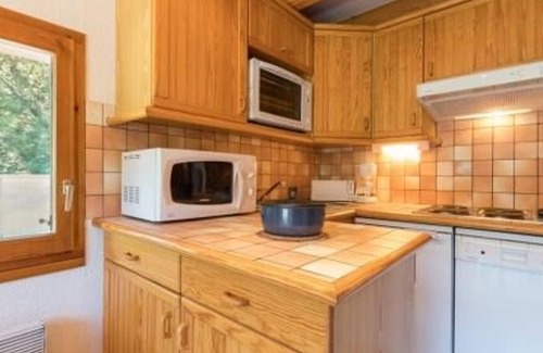 La Salle-les-Alpes Apartment | Spacious 2BR Duplex with Balcony & Parking, 700m from Slopes – Sleeps 6, Pets Welcome