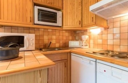 La Salle-les-Alpes Apartment | Spacious 2BR Duplex with Balcony & Parking, 700m from Slopes – Sleeps 6, Pets Welcome