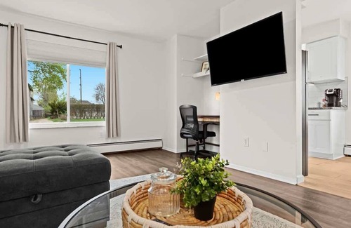 Mount Clemens Apartment | Spacious 2BR Flat | King Bed | Downtown Mt.Clemens
