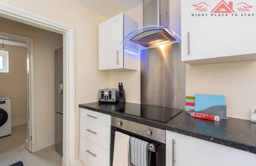 Darlington House | Spacious 2BR for Contractors with WiFi + Parking