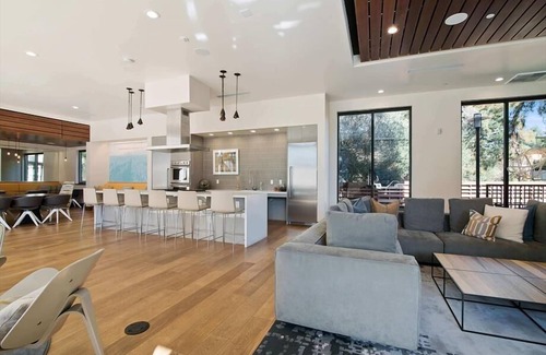 Shoreline West Apartment | Spacious 2BR | Full Kitchen & Laundry | Gym | Mountain View