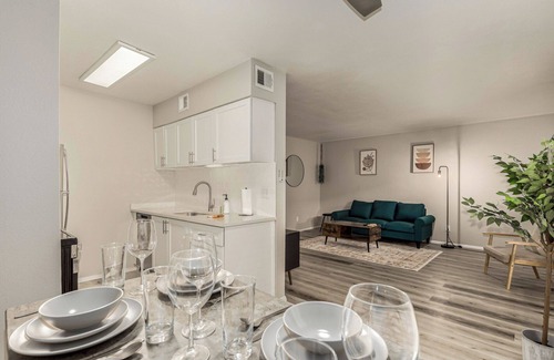 Tempe Apartment | Spacious 2BR in Tempe—5 mins to ASU, Mill Ave & Town Lake! Sleeps 6 with king & full beds, vaulted ceilings, luxe bath, modern kitchen. Enjoy resort-style pools, gym & more!