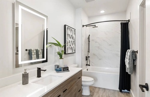 Downtown Houston Apartment | Spacious 2BR Luxury Home @ Walkable to Downtown Skyline Views