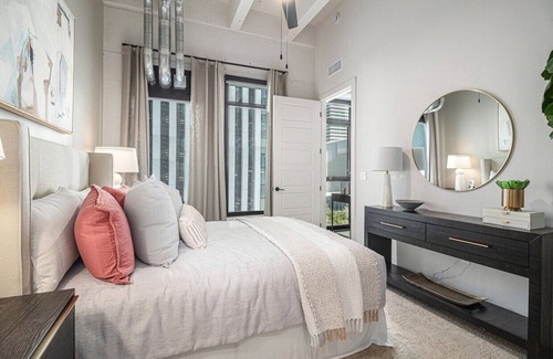 Downtown Houston Apartment | Spacious 2BR Luxury Home @ Walkable to Downtown Skyline Views