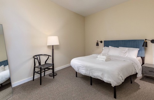 Downtown West Apartment | Spacious 2BR Near Arch, Dome, DT | Free Parking + Rooftop | Zencity