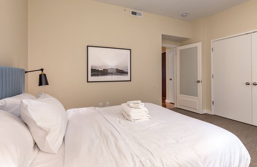Downtown West Apartment | Spacious 2BR Near Arch, Dome, DT | Free Parking + Rooftop | Zencity