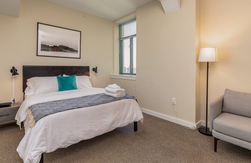 Downtown West Apartment | Spacious 2BR Near Arch, Dome, DT | Free Parking + Rooftop | Zencity