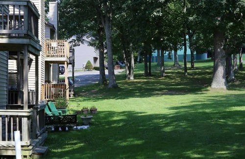 Cheat Lake House | Spacious 2BR Townhouse Short Ride Away from Mountainview Golf Course