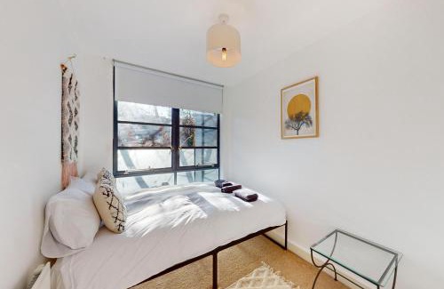 De Beauvoir Apartment | Spacious 2BR With Private Balcony on Regent's Canal